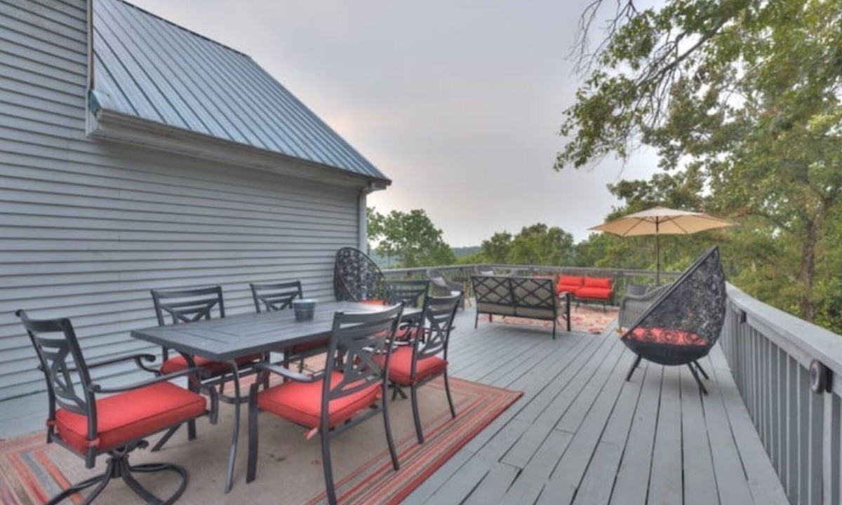 Branson House | 16-Acre: MountainView-3 Decks-FirePit-Trampoline Game Rm. 10 min. Shows n Lake