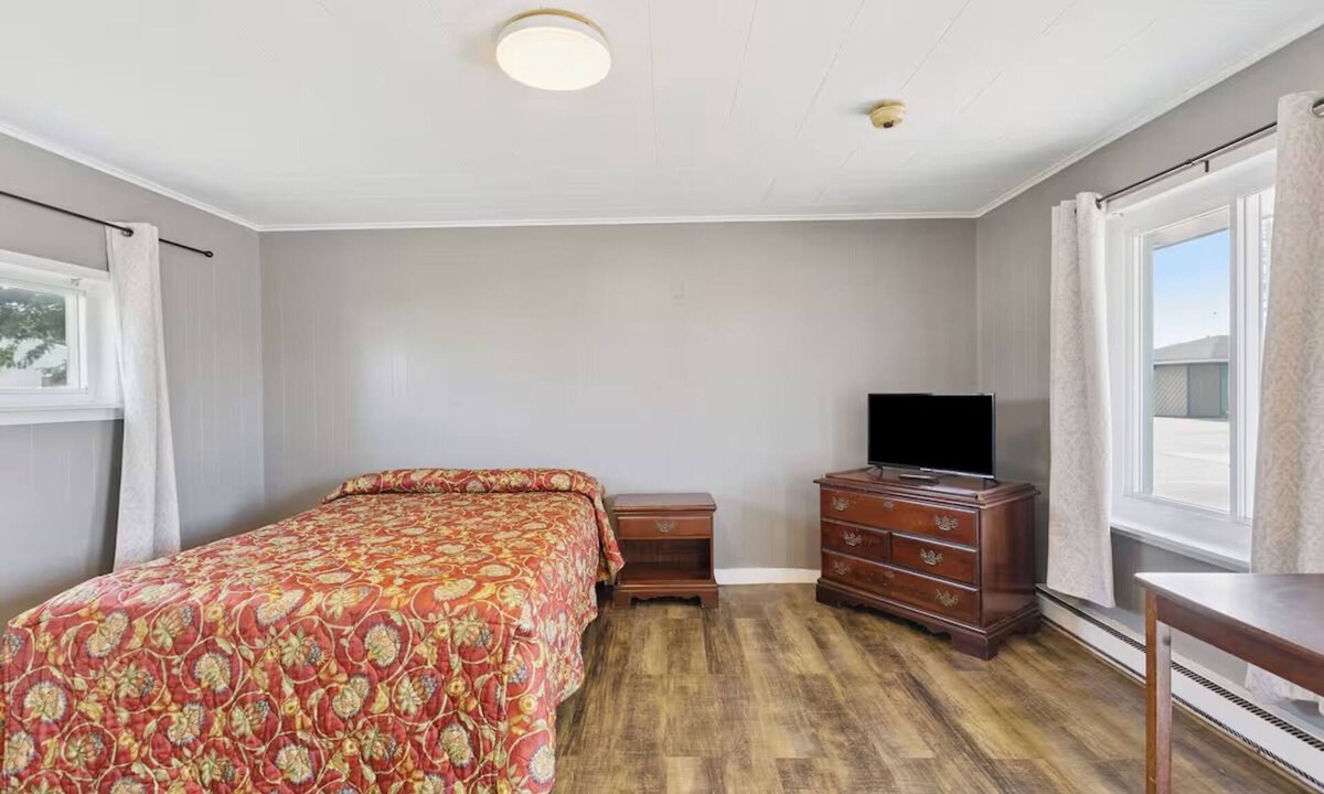 Shields Hotel | 2 Value-Friendly Rooms w/Queen Beds Near Timbers Bar & Grill