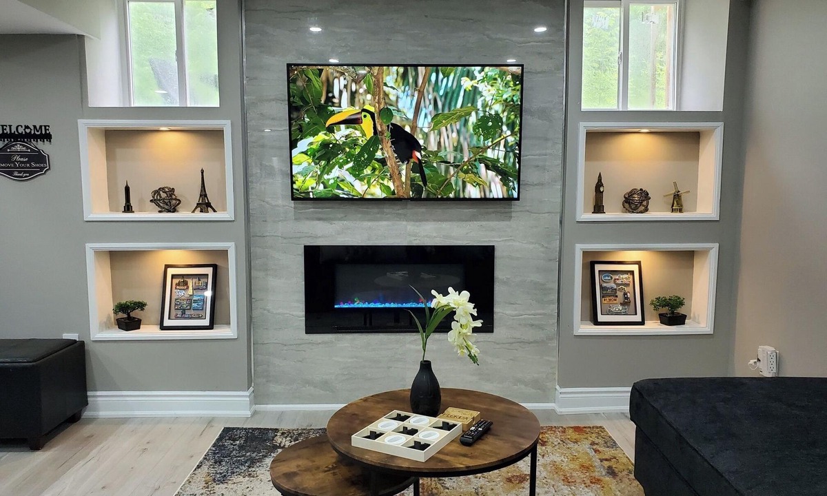Mount Pleasant House | 3 bdrm 3 full bath W/D in Brampton/Toronto, sleeps 16.