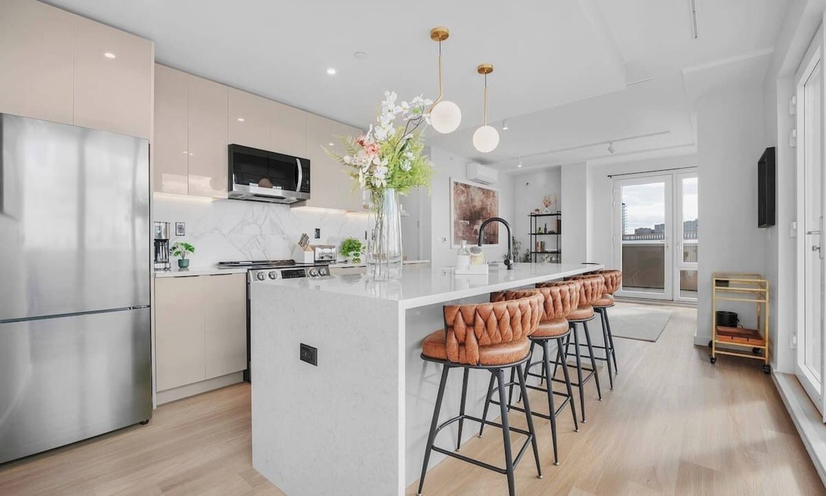 Greenpoint Apartment | 3 bed/3 bath with wraparound terrace near Wburg