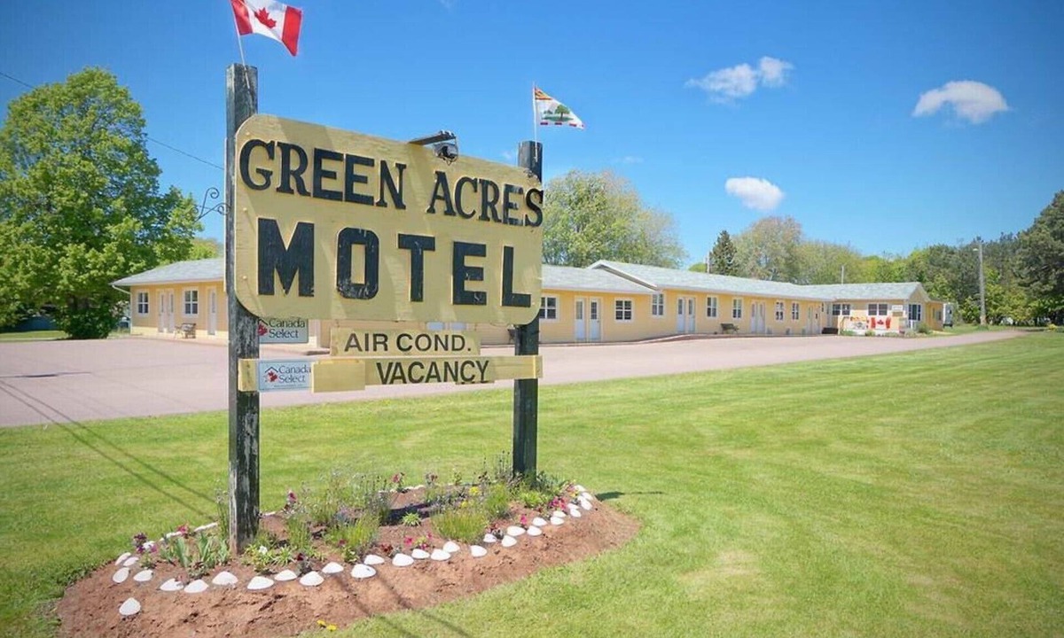 Summerside Apartment | (3) Private Queen Suite at Green Acres Summerside