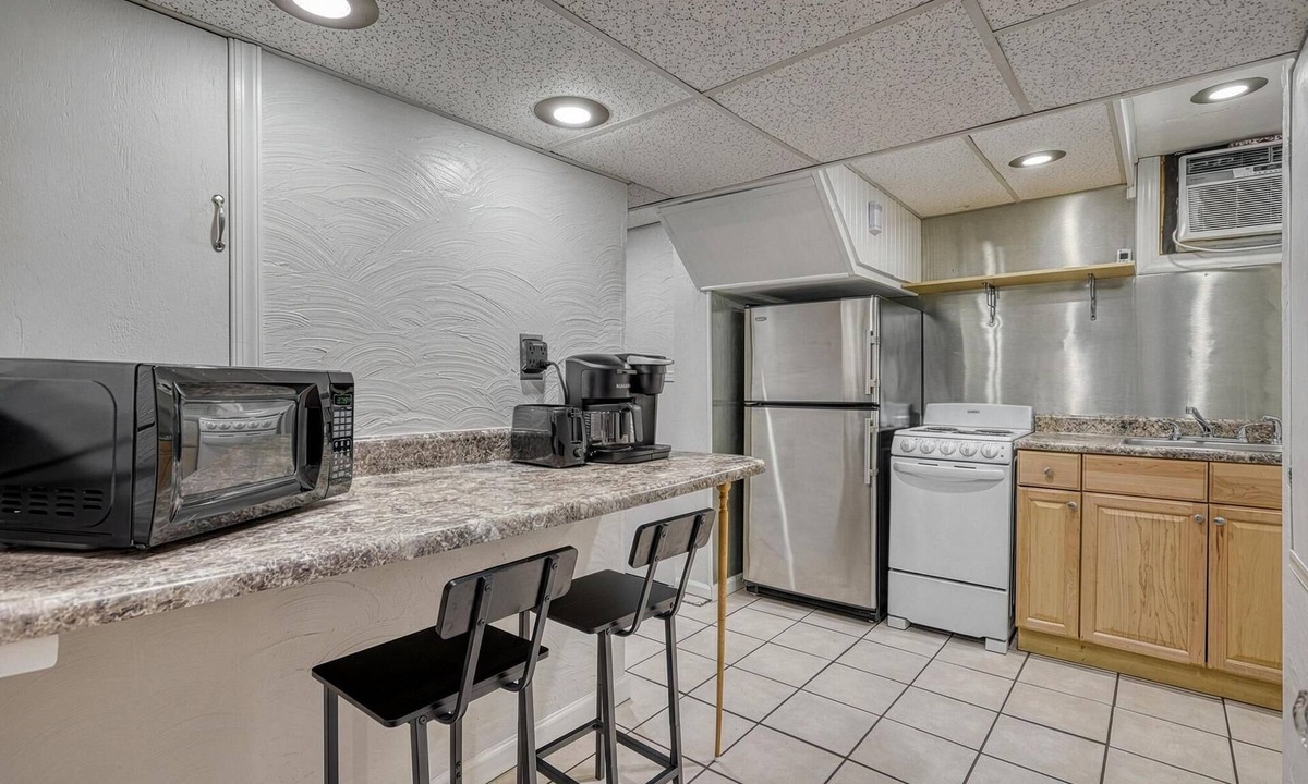 Hershey Apartment | 300 sq ft Hershey Studio (Full Separate Kitchen)