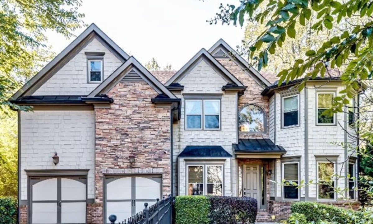 Buford Highway House | 6BD/5.5B,Brookhaven.Sleeps 12,Big yard,w pool.Gate
