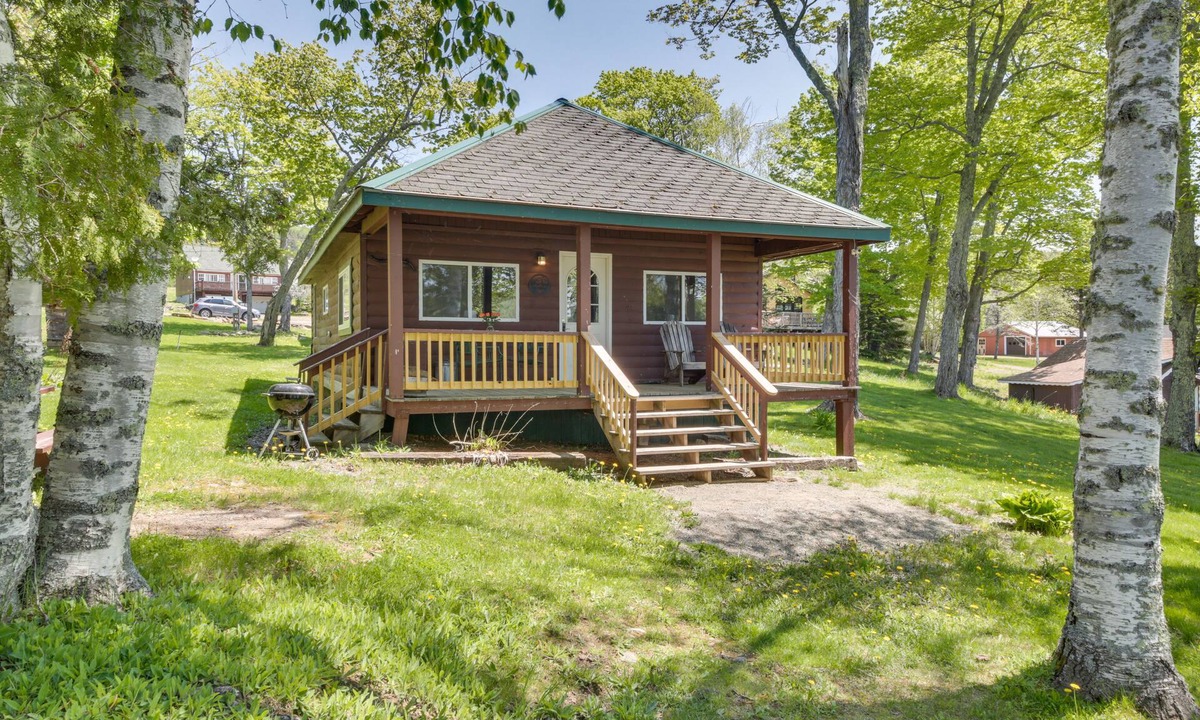 Rangeley Cabin | 8 Mi to Saddleback Ski Area: Cabin w/Fire Pit