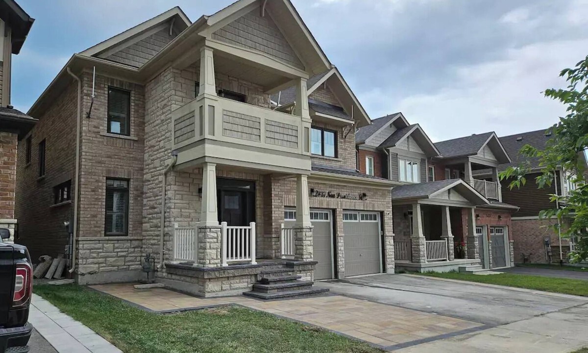 Oshawa House | A Getaway in Windfields