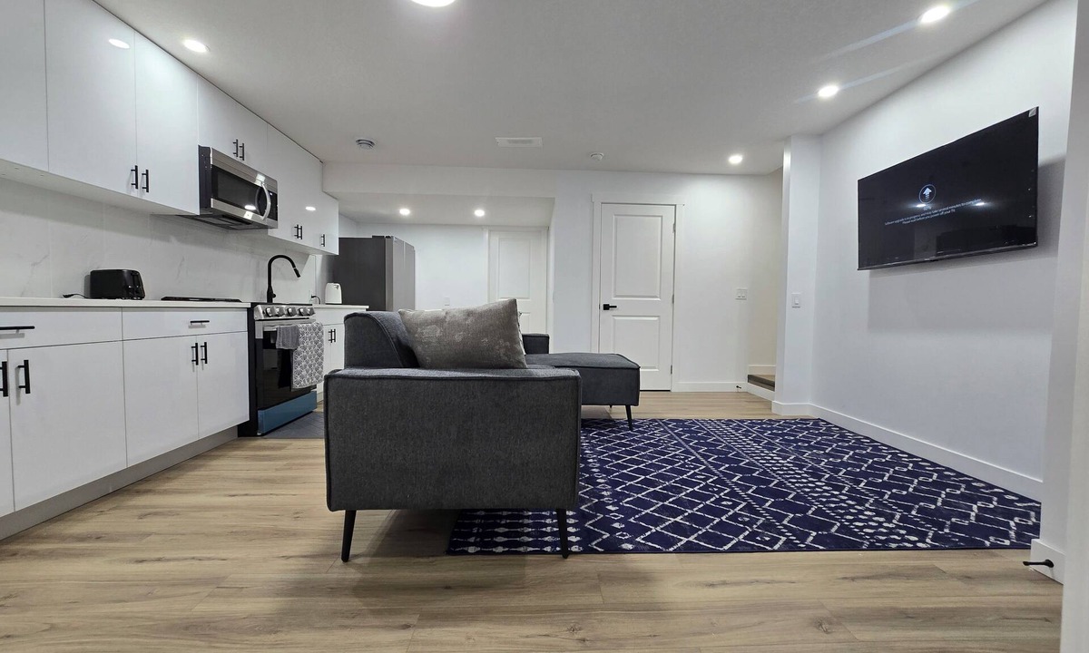 Chestermere House | A SECONDARY SUITE IS AVAILABLE FOR RENT IN CHESTERMERE LAKE