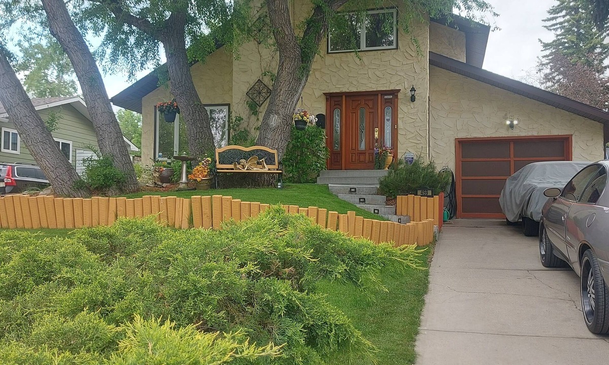 Canyon Meadows House | Available for STAMPEDE! Custom Solar House,Park,Hot Tub, Pool table, Fire Pit,