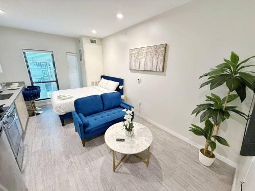 Downtown Des Moines Apartment | Azure Oasis Studio