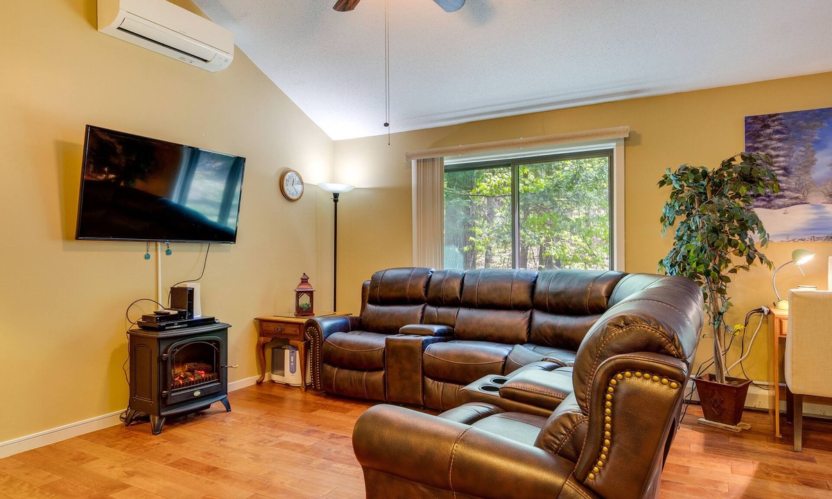 Bartlett House | Bartlett Townhome w/Balcony: 1 Mi to Ski Resort!