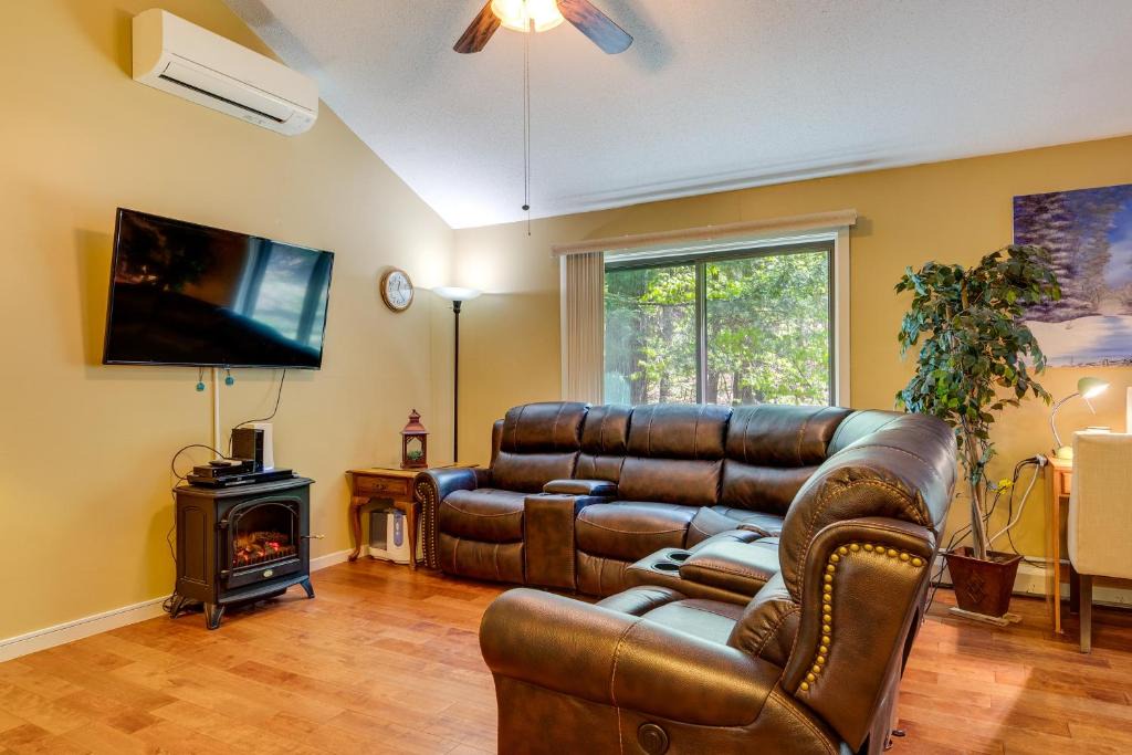 Bartlett House | Bartlett Townhome w/Balcony: 1 Mi to Ski Resort!