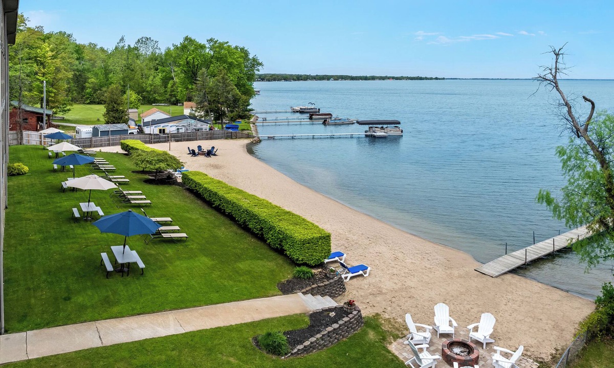 Houghton Lake Hotel | Beachfront Hotel