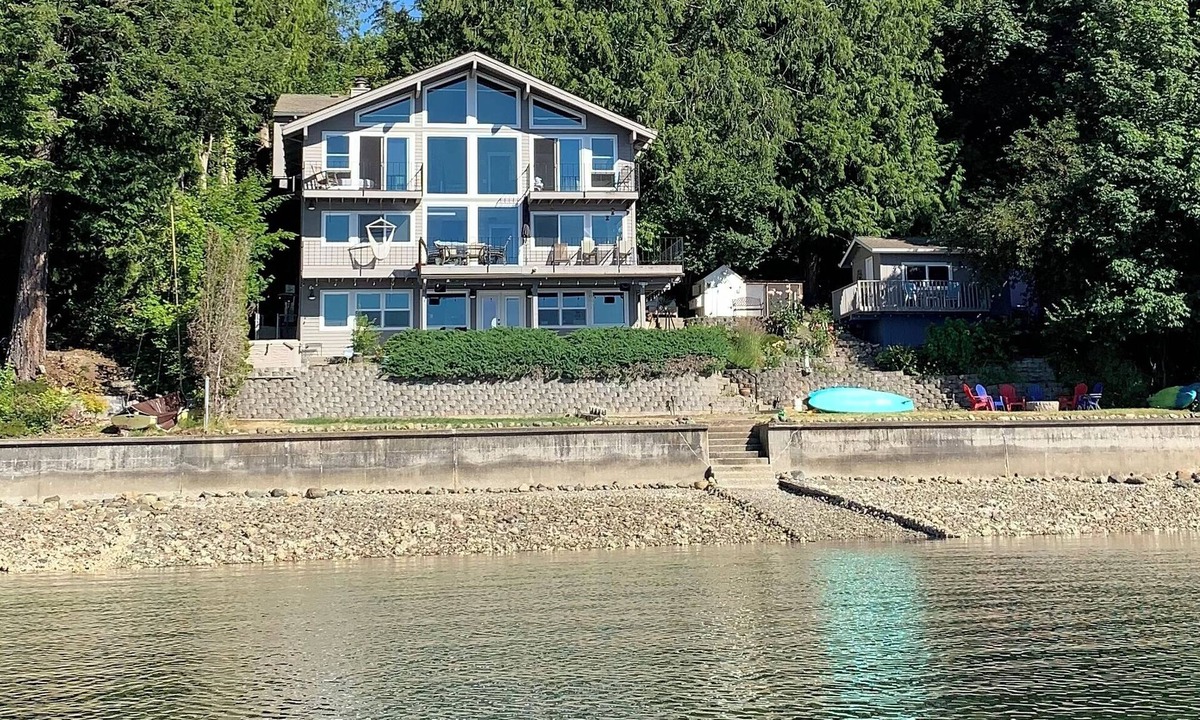 Belfair House | beachfront, private, water views from all rooms, high-end, 7mins to shops.