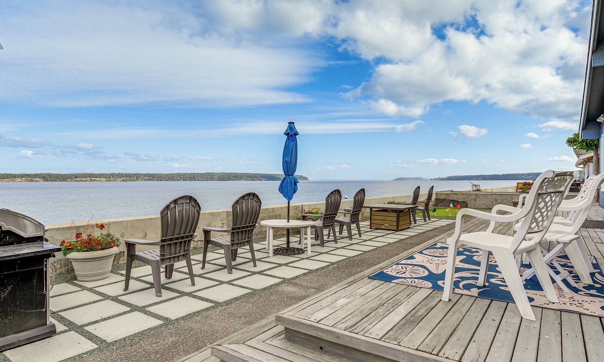 Bells Beach House | Beachfront Whidbey Island Home + Apartment!