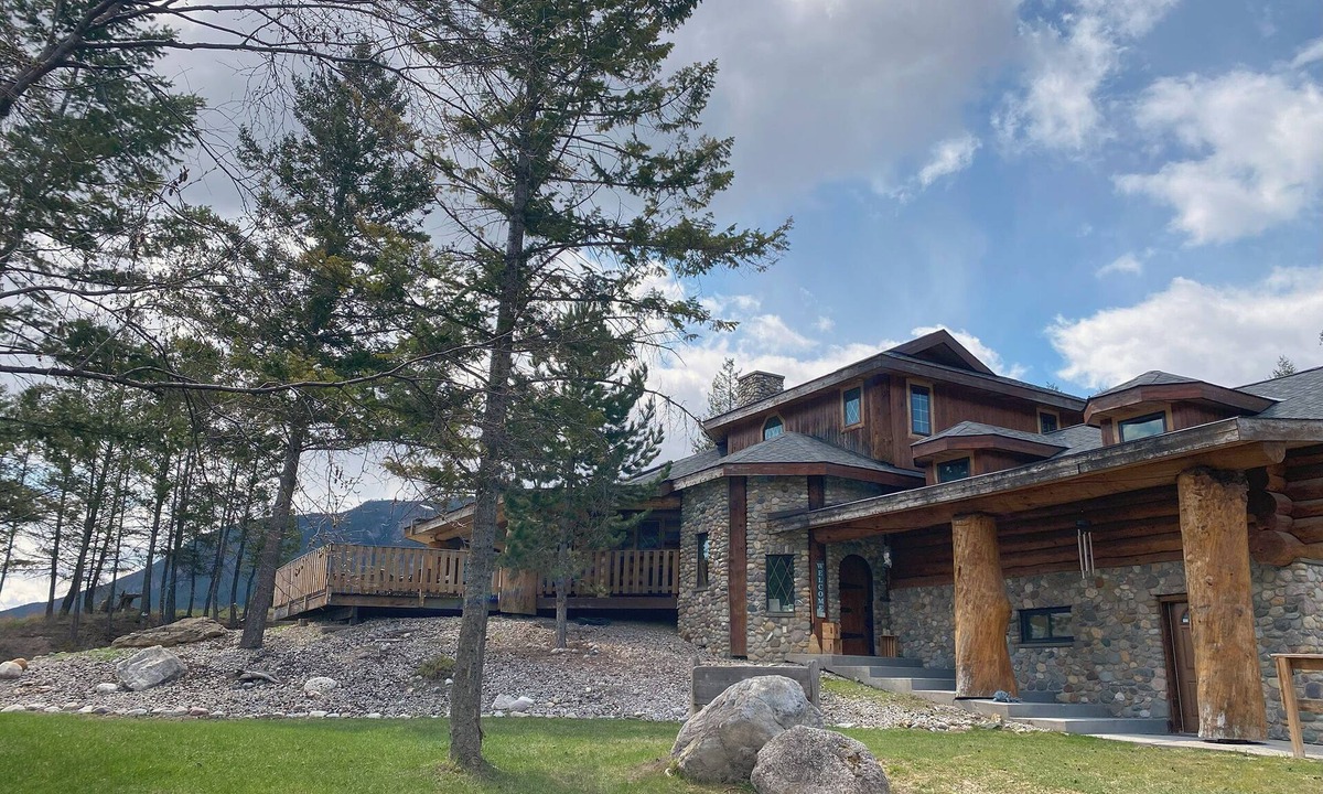 Edgewater Cabin | Beautiful Mountain Cabin Sleeps 14