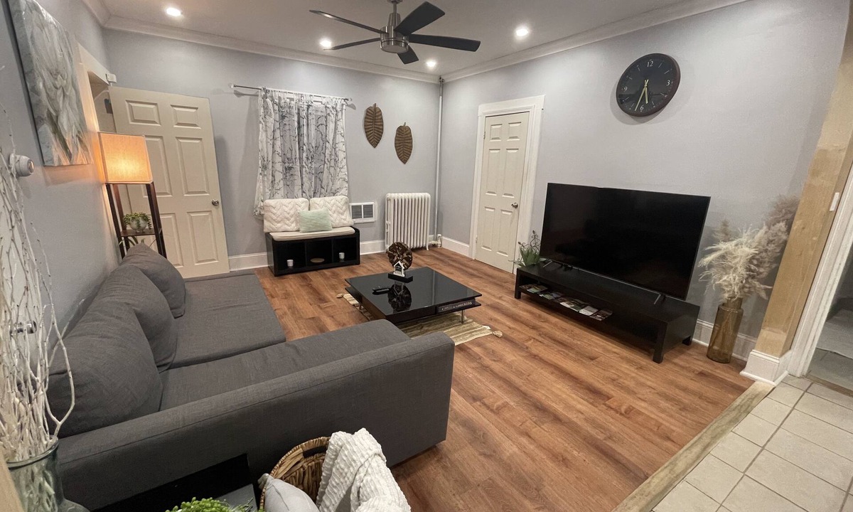 Everett House | “Big Groups” Lovely Spacious Cozy Home