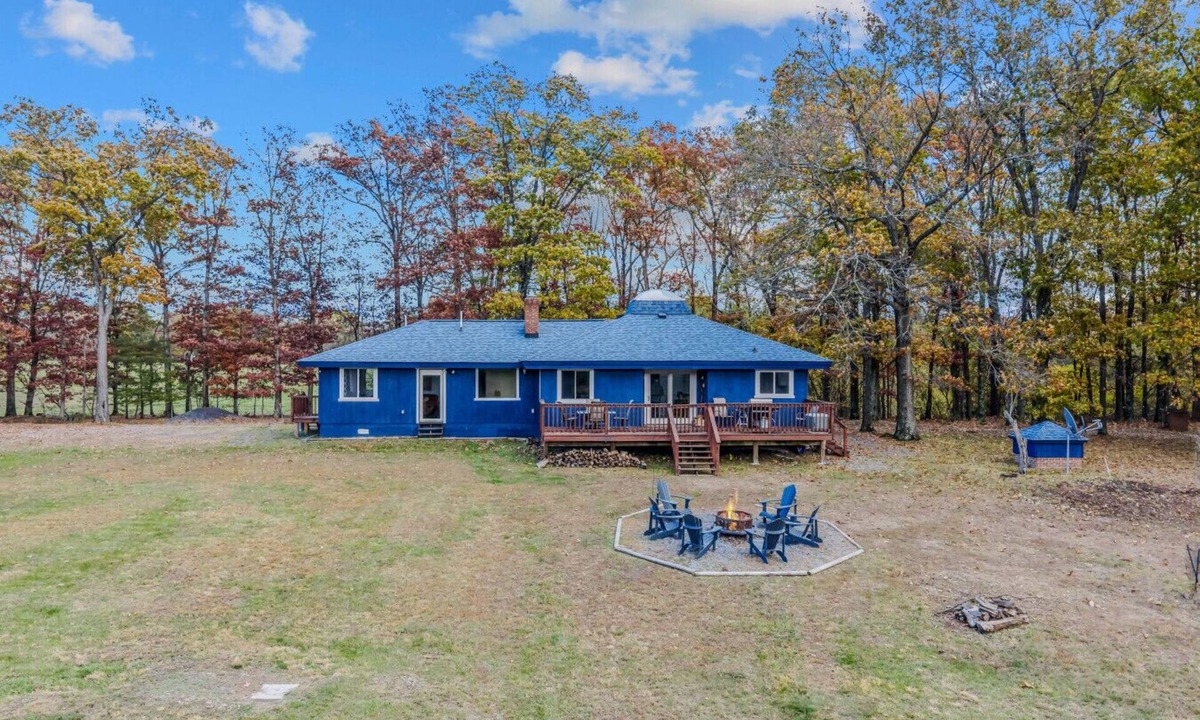 Berkeley Springs Cabin | Black Bear Cabin - Fire pit - grill- view- pets-fireplace-king bed-wifi-gameroom