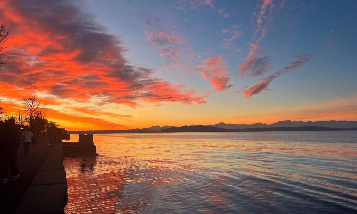 Alki House | Blocks from Alki Beach with AC & Hot Tub
