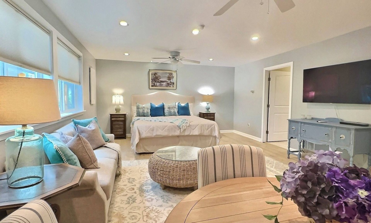 SeaTac Apartment | Blue Heron Studio with Spa Soaking Tub + Near SeaTac