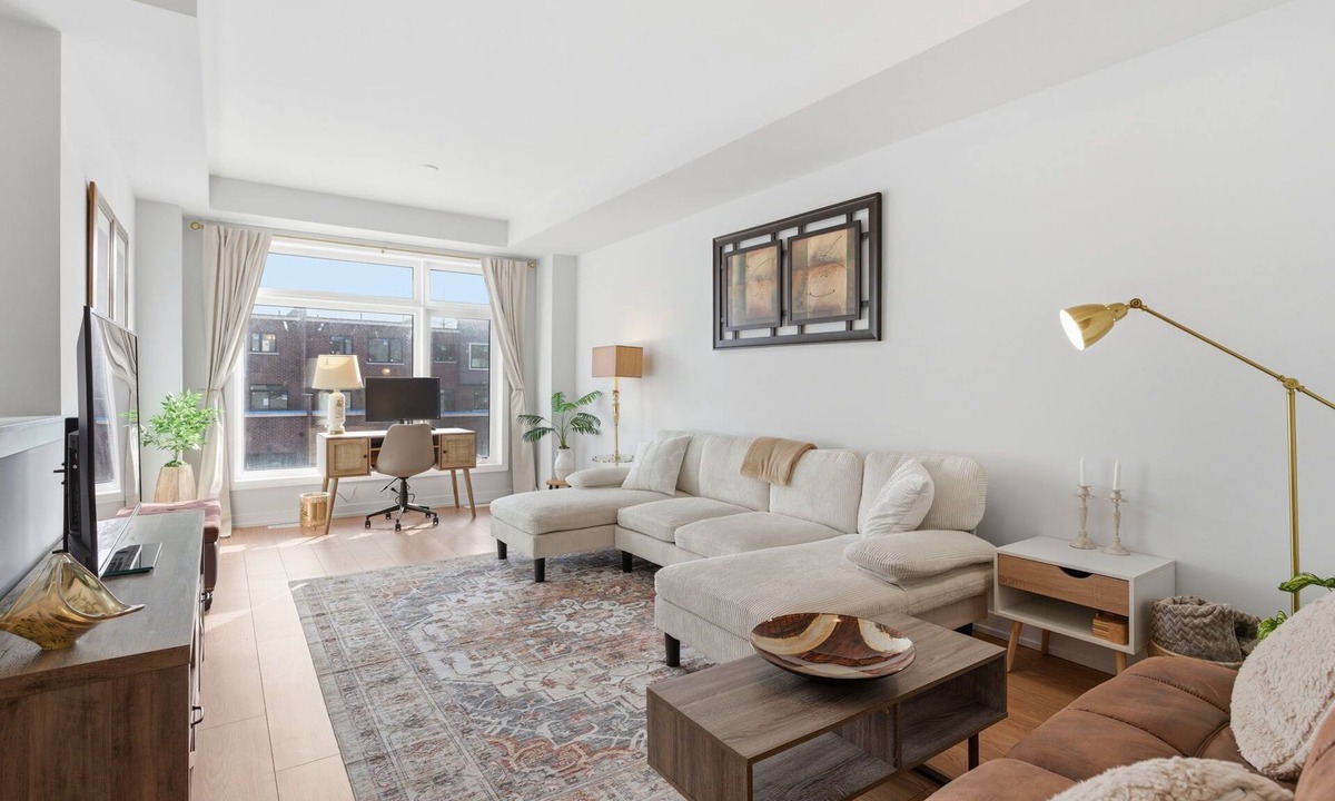 Bendale House | Bright and Spacious 3-Story Suburban Townhouse
