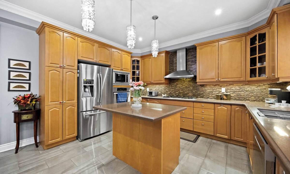Brampton House | Bright & Cozy Detached Home ~ Sleeps 8 ~ 3.5 Baths