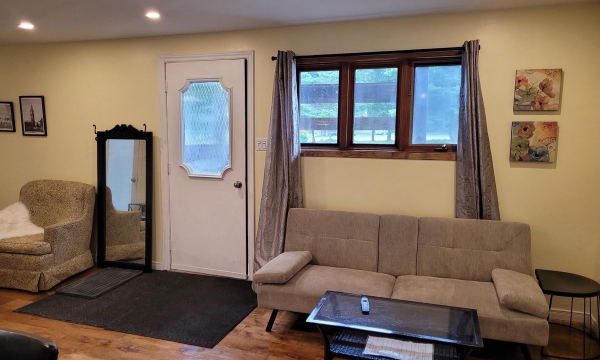 Martintown Apartment | Bright Private Studio: Near Downtown Core