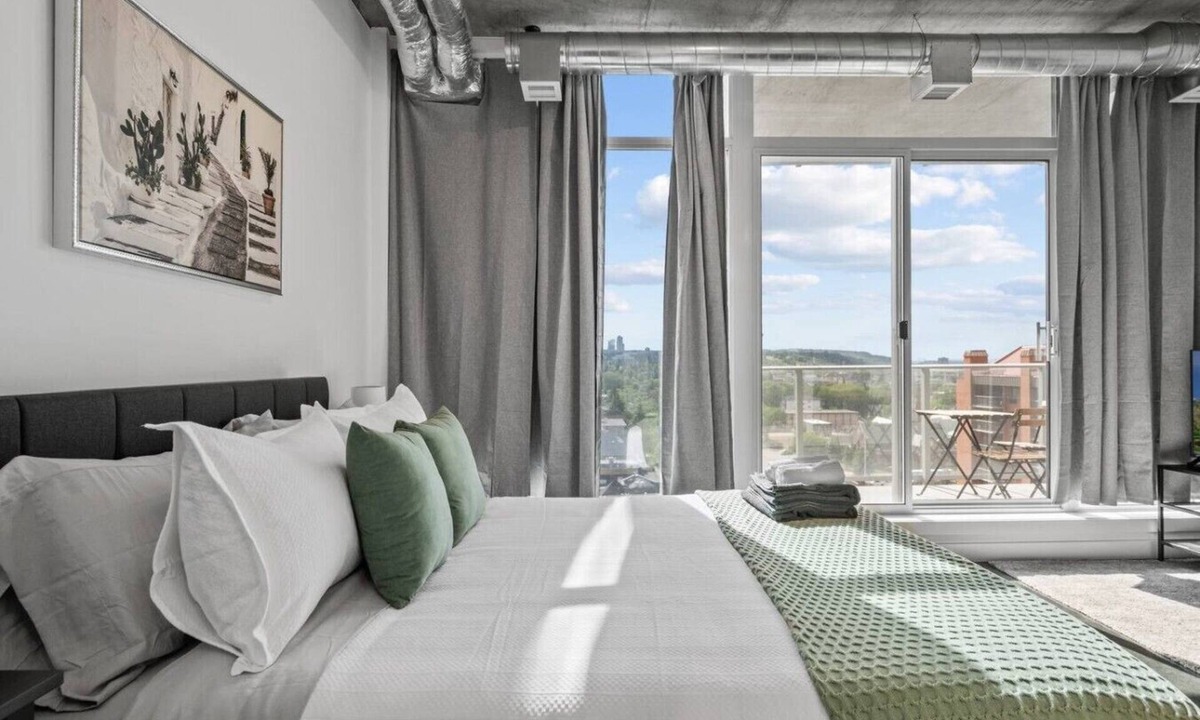 Connaught Apartment | Bright Studio | Mins to Saddledome | Skyline Views