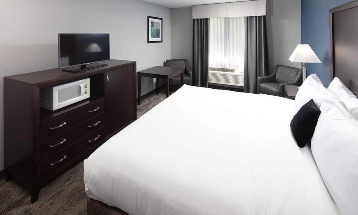 Sequim Hotel | Budget-friendly Accommodation! Onsite Pool, Free Parking & Breakfast!