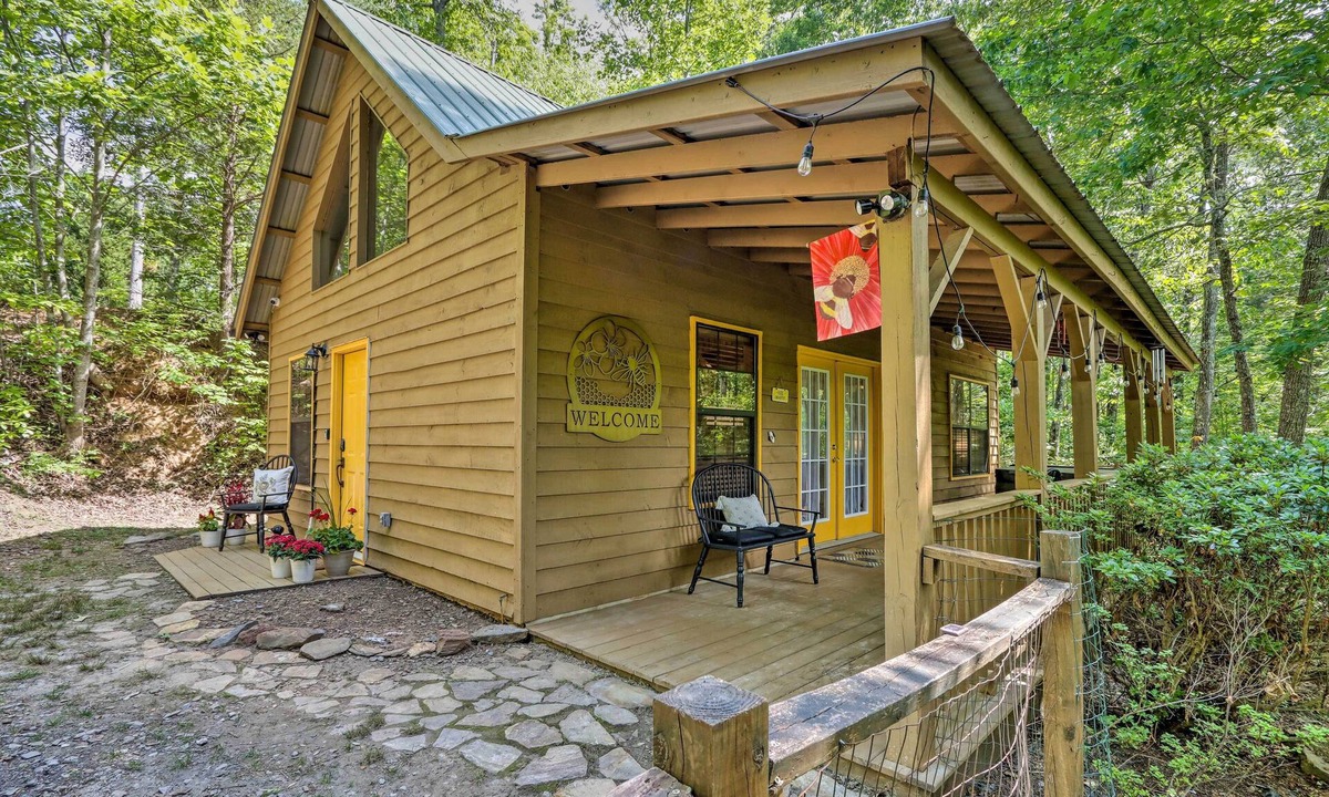 Murphy Cottage | 'Bumblebee Cottage' Murphy Retreat w/Hot Tub