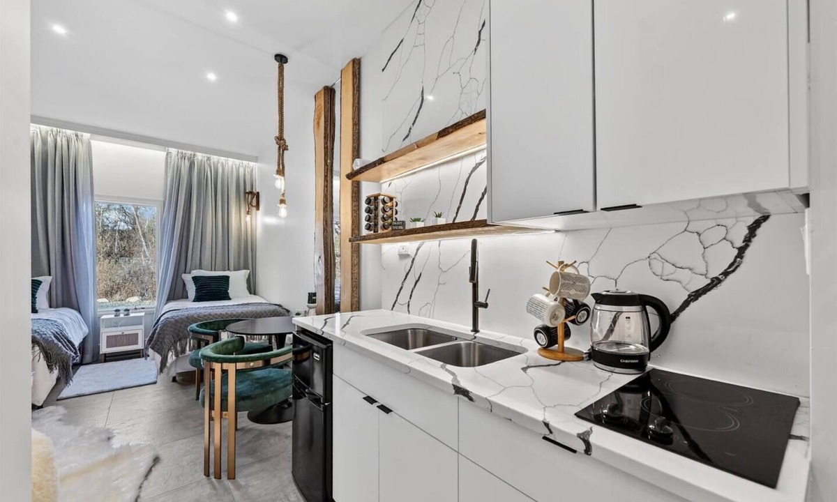Monroe Apartment | Calm Boutique Lake Studio Fast Wifi Great WFH