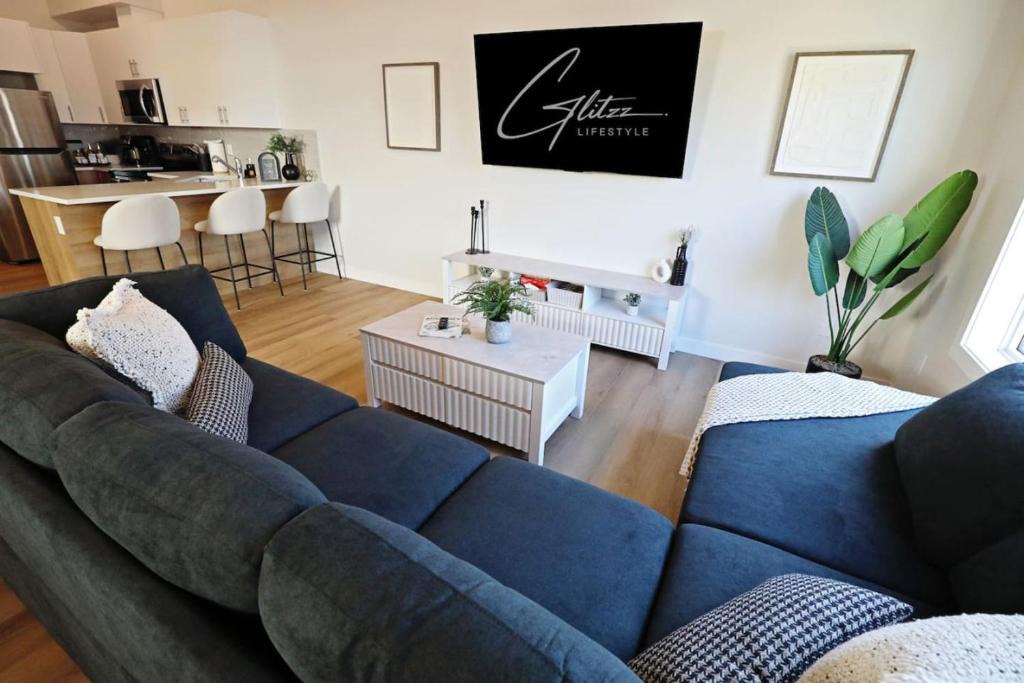 North Central Edmonton House | Central 5 Bedroom AC Rogers Commonwealth EXPO