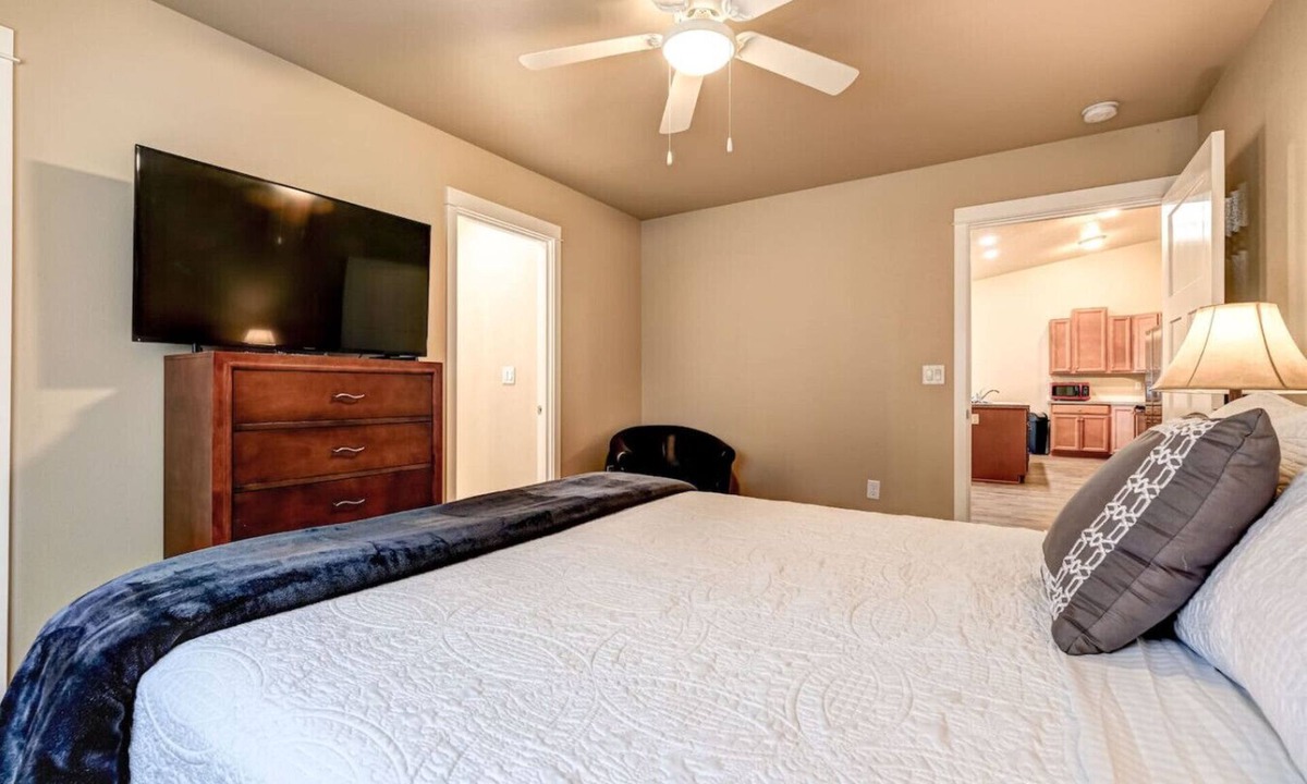 Hermiston House | Central and Quiet, 2 Car Garage, Yard #776A