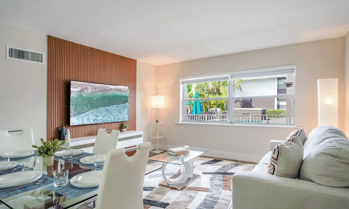 Boca Raton Condo | Central Boca Condo - 2 King Beds - Pool - Near FAU
