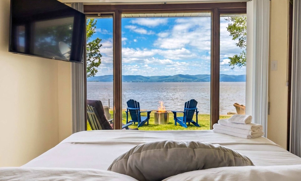 Cap-Saint-Ignace Ski Chalet | Chalet/Studio #1 Waterfront with Spa, Fireplace & Wifi