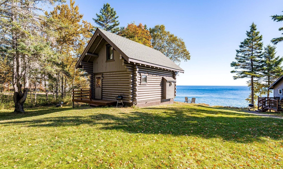 Two Harbors Cabin | Charming cabin only feet from Lake Superior