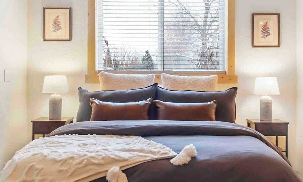 Bozeman House | Charming Garage Studio 10 min. from the airport Centrally Located Pet-friendly!
