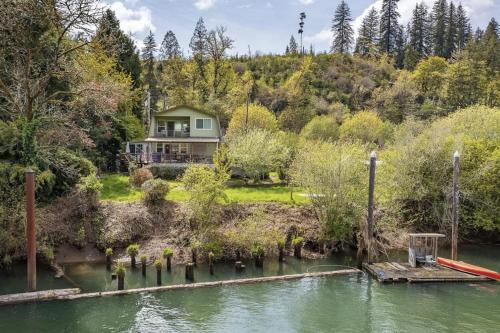 Mapleton House | Charming home on the Siuslaw River with a fire pit WiFi & W&D
