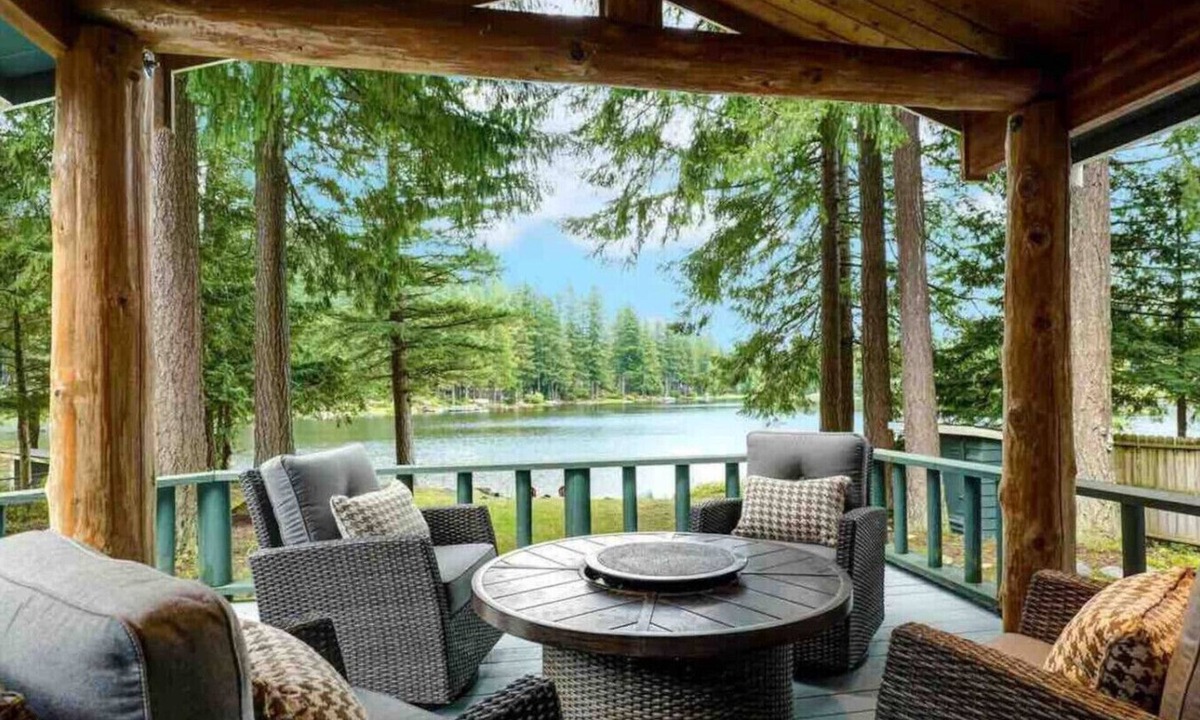 Snoqualmie Ridge House | Charming Lakefront Log Cabin