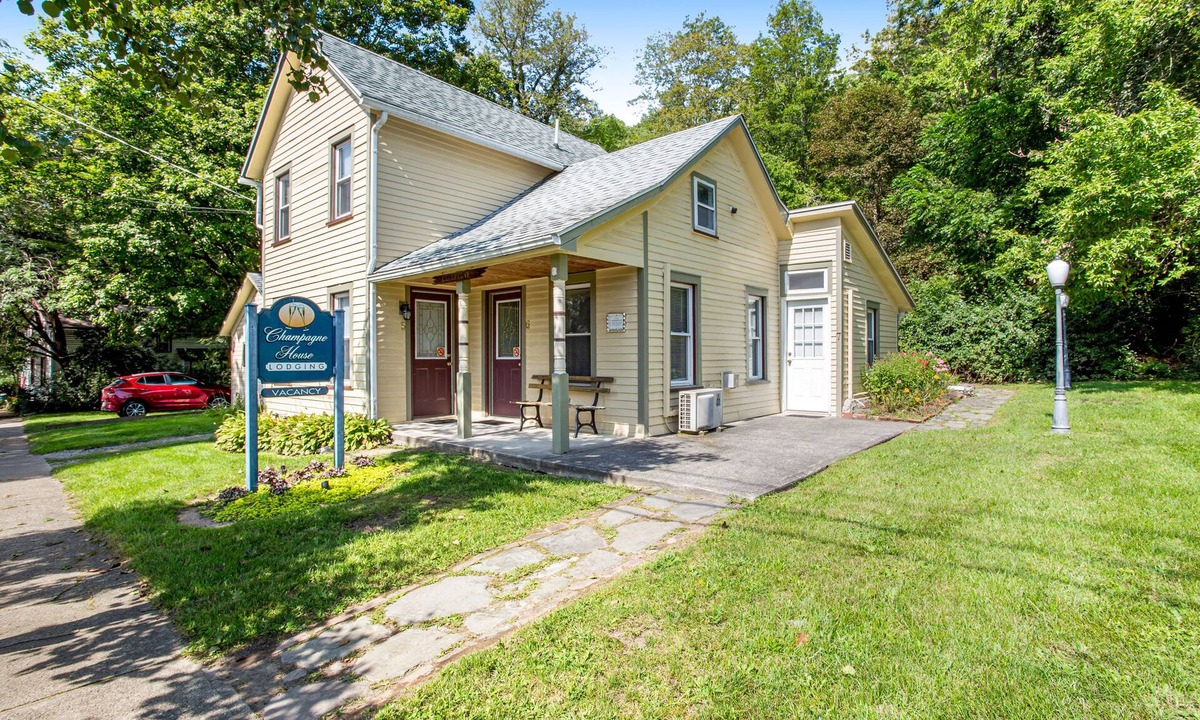 Hammondsport Apartment | Charming Second Floor Studio with Partial AC, WiFi, TV, and Electric Fireplace