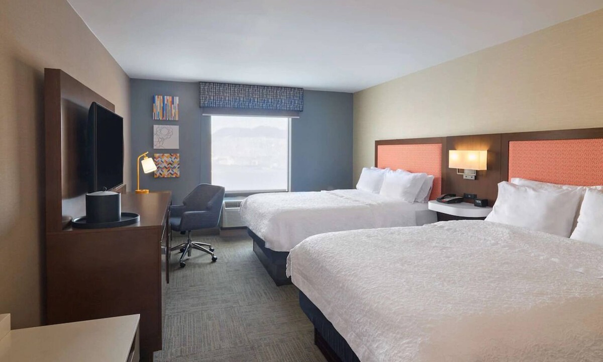 Smithfield Hotel | Charming Smithfield Stay: Complimentary Breakfast & Pool Access