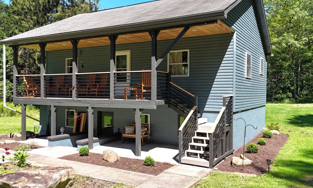 Confluence House | Charming, streamside, 3-bedroom country house in Confluence!