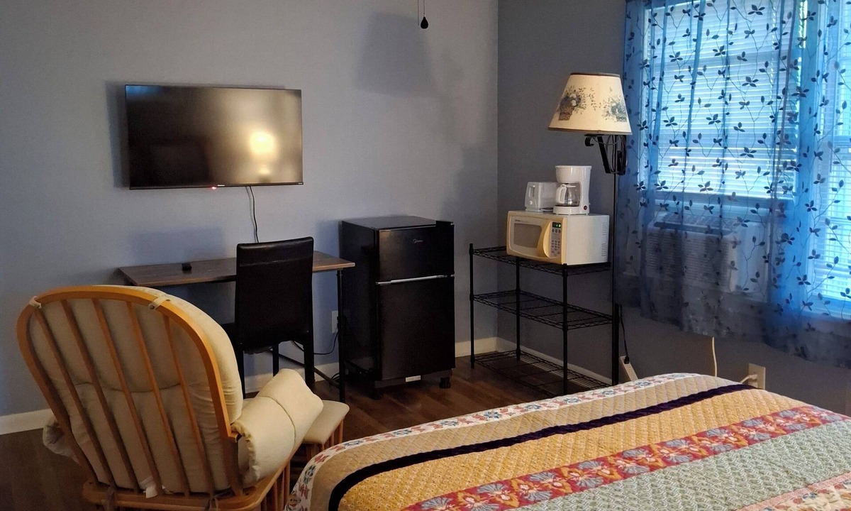 Bloomington Apartment | Charming studio in tranquil Bloomington with AC