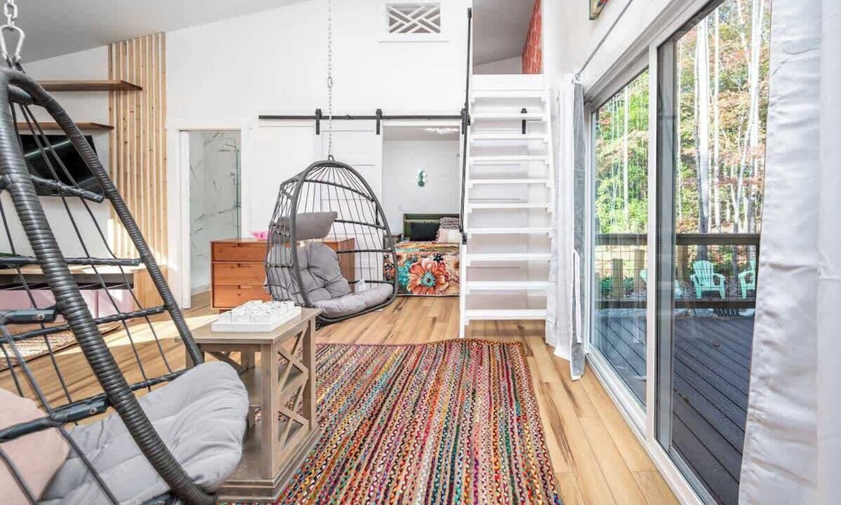 Bynum House | Charming Treehouse Escape Among Nature's Blooms