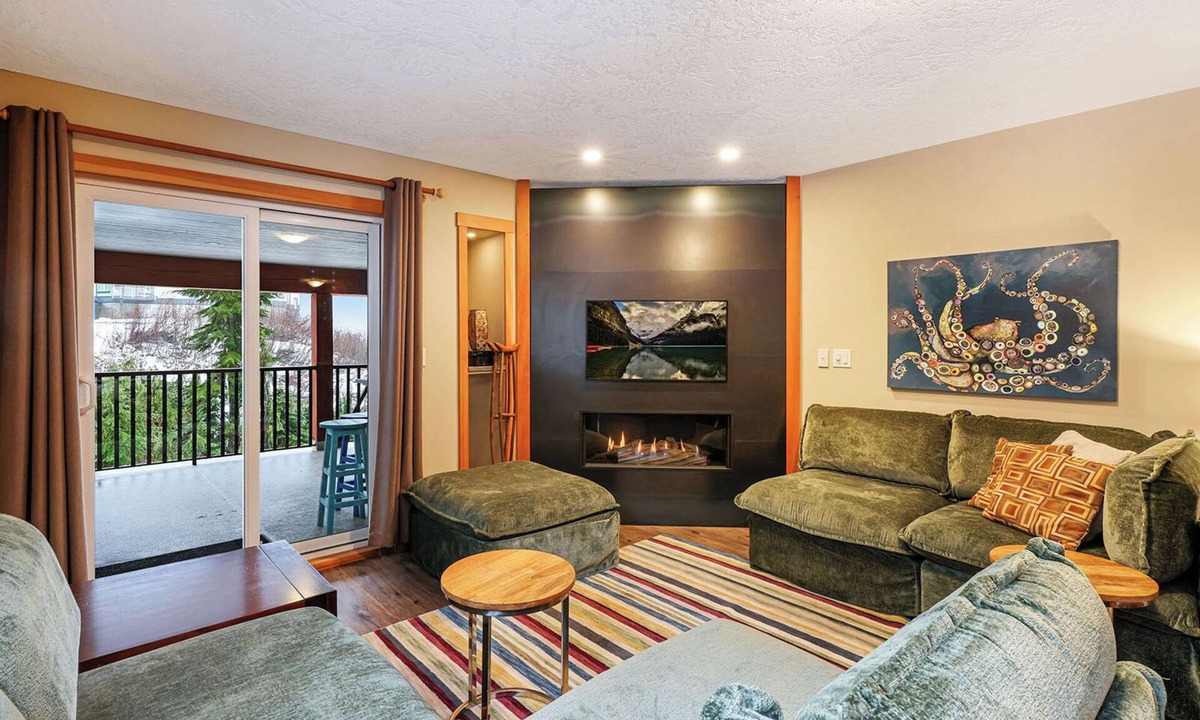 Courtenay Ski Chalet | Chateau Cona Lower - hot tub, ski in/ski out
