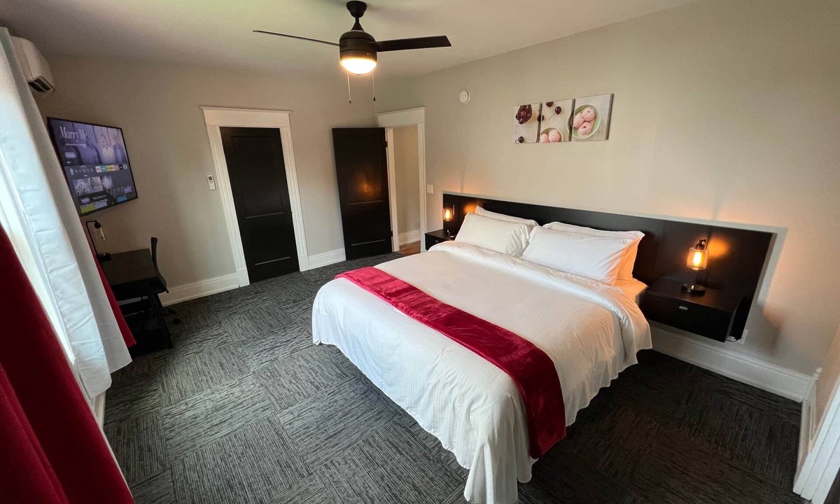 Leitchfield House | Cherry Jacuzzi Suite 🚭 @ Homestay On Main