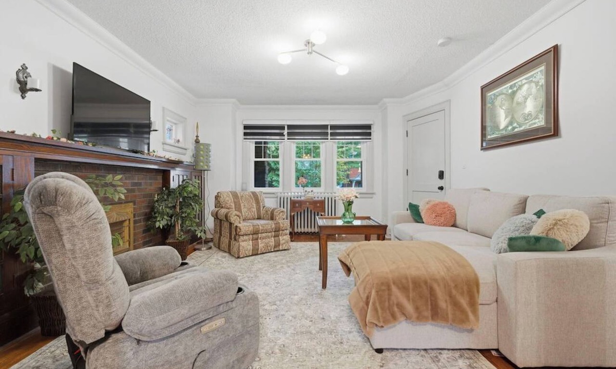The Beaches House | Chic 2BR With Workspace - 2-Min Walk to Beach