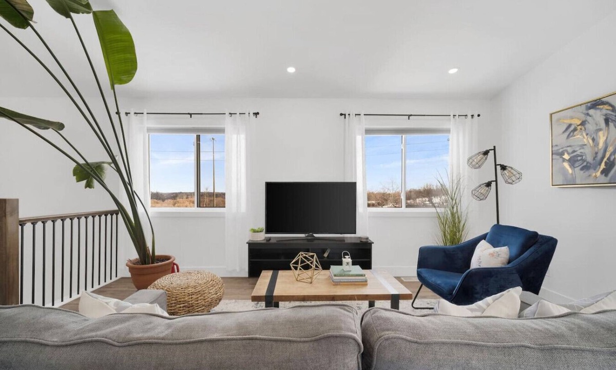 Rosemount House | Chic & Comfortable Upper Suite w/Parking Near DTK