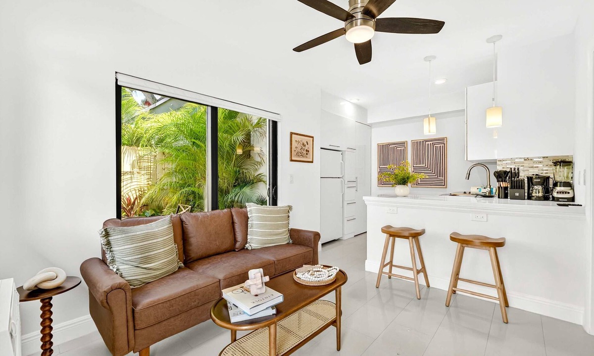 Beverly Heights Apartment | Chic Modern Studio With Queen Bed
