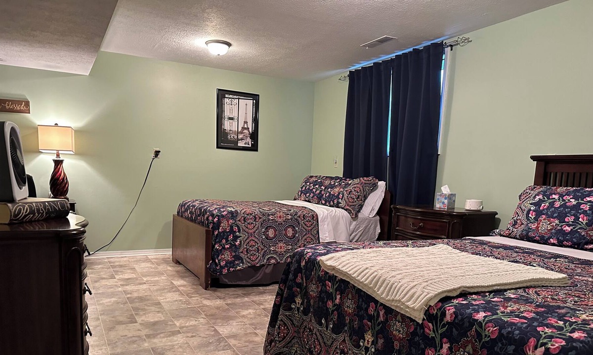 Springfield House | Clean & Cozy Private Basement. Tailored to You! Great Location!