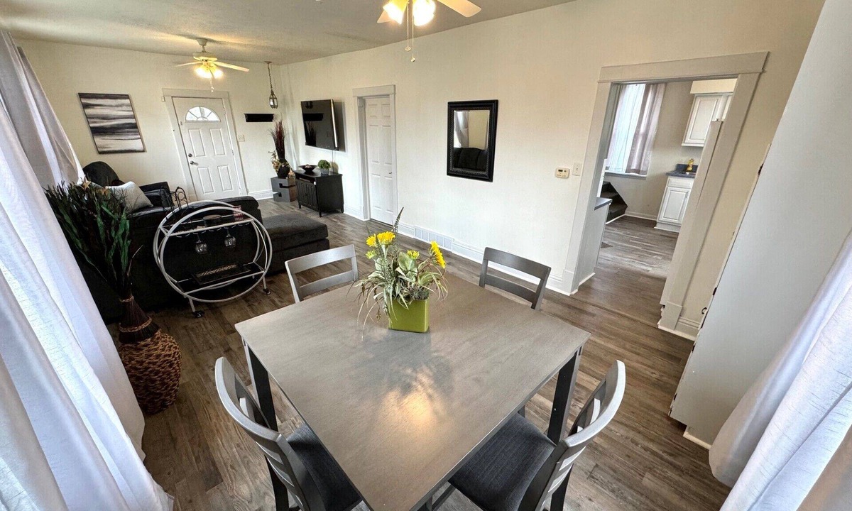Springfield House | Comfortable 2-bedroom house in enjoyable Springfield with AC, WiFi