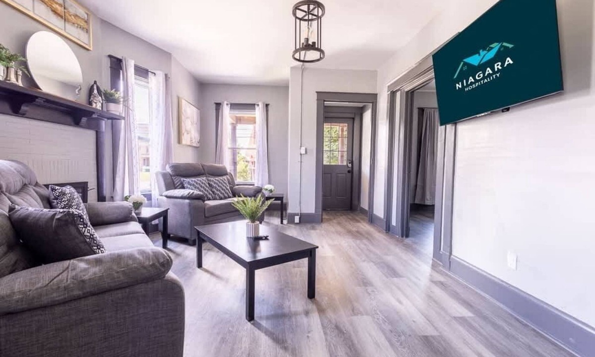 Downtown Niagara Falls House | Comfortable 6BR 2Bath in the heart of Niagara Fall